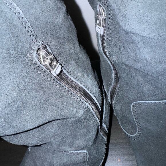 EUC UGG WOMEN'S size 6  CLASSIC SHORT DOUBLE ZIP SUEDE‎ SHEARLING BOOTS BLACK - Picture 2 of 5